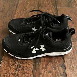 Under Armour men’s sneakers size 8.5 Charged Assert excellent condition